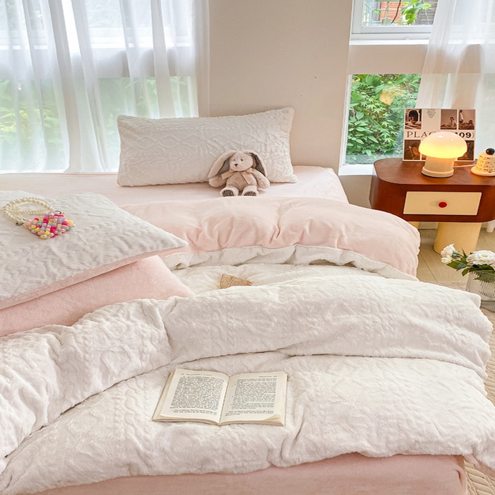 91家纺网 家纺一手货源 找家纺 金爱家 2025新款全消光牛奶绒A类纯色獭兔毛绒立体牛奶绒四件套 兔毛菱格粉