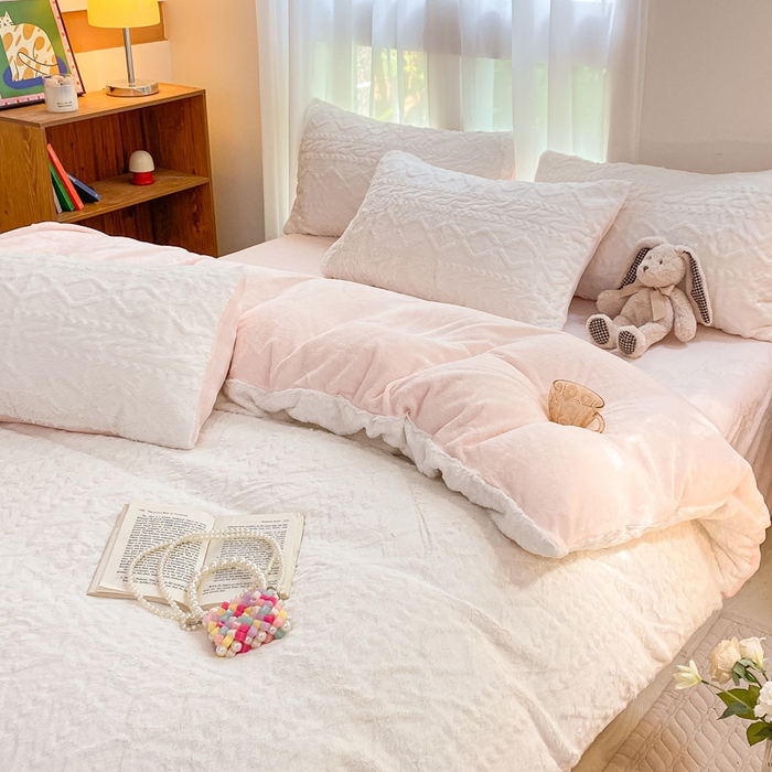 91家纺网 家纺一手货源 找家纺 金爱家 2025新款全消光牛奶绒A类纯色獭兔毛绒立体牛奶绒四件套 兔毛菱格粉