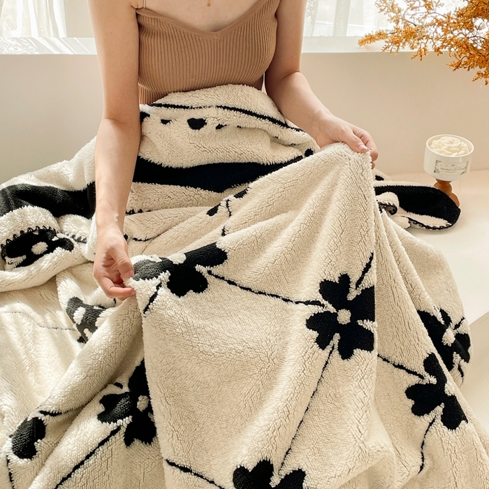 91家纺网 家纺一手货源 找家纺 晚爱家纺（原晚安家居） 2025新款跨境多功能盖毯沙发毯双面印花舒棉绒毛毯 四叶草