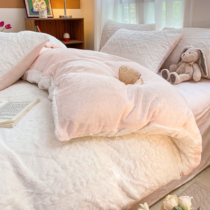 91家纺网 家纺一手货源 找家纺 金爱家 2025新款全消光牛奶绒A类纯色獭兔毛绒立体牛奶绒四件套 兔毛菱格粉