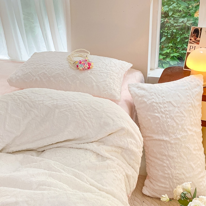 91家纺网 家纺一手货源 找家纺 金爱家 2025新款全消光牛奶绒A类纯色獭兔毛绒立体牛奶绒四件套 兔毛菱格粉