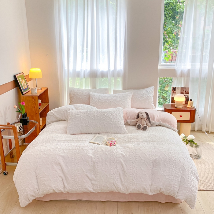 91家纺网 家纺一手货源 找家纺 金爱家 2025新款全消光牛奶绒A类纯色獭兔毛绒立体牛奶绒四件套 兔毛菱格粉