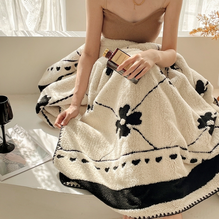 91家纺网 家纺一手货源 找家纺 晚爱家纺（原晚安家居） 2025新款跨境多功能盖毯沙发毯双面印花舒棉绒毛毯 四叶草