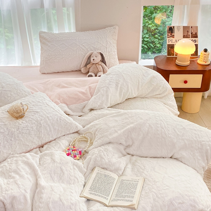 91家纺网 家纺一手货源 找家纺 金爱家 2025新款全消光牛奶绒A类纯色獭兔毛绒立体牛奶绒四件套 兔毛菱格粉