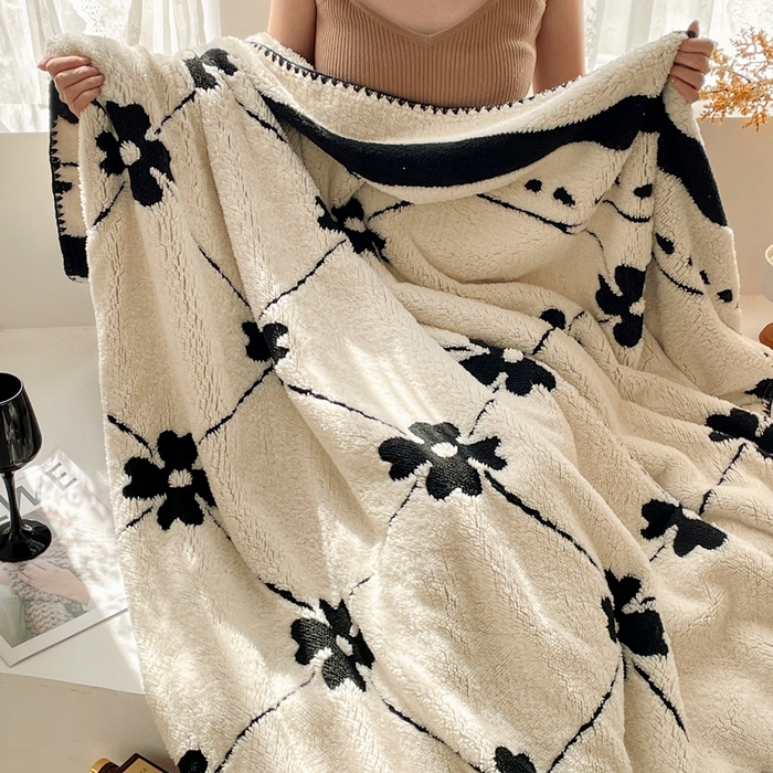 91家纺网 家纺一手货源 找家纺 晚爱家纺（原晚安家居） 2025新款跨境多功能盖毯沙发毯双面印花舒棉绒毛毯 四叶草