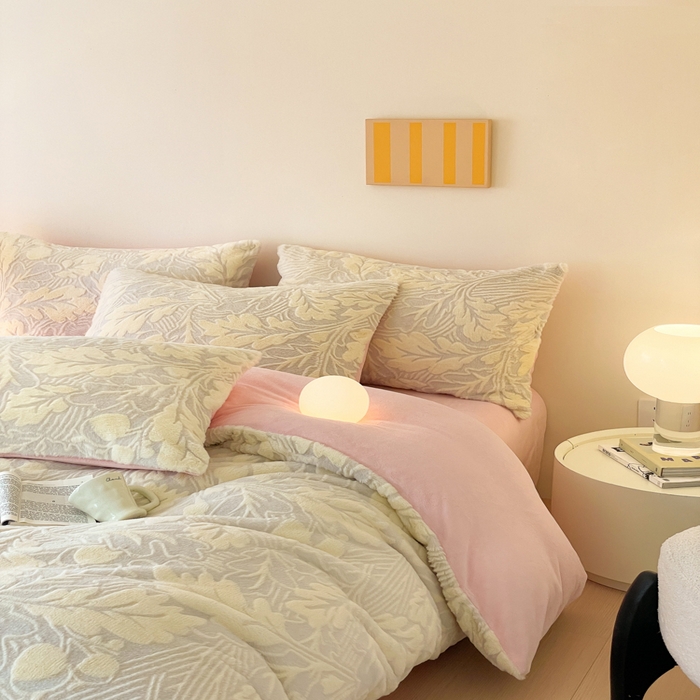 91家纺网 家纺一手货源 找家纺 金爱家 2025新款全消光牛奶绒A类纯色獭兔毛绒立体牛奶绒四件套 兔毛罗蒂曼黄色