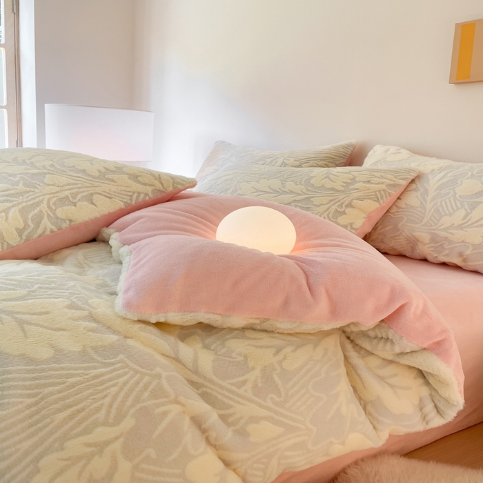 91家纺网 家纺一手货源 找家纺 金爱家 2025新款全消光牛奶绒A类纯色獭兔毛绒立体牛奶绒四件套 兔毛罗蒂曼黄色