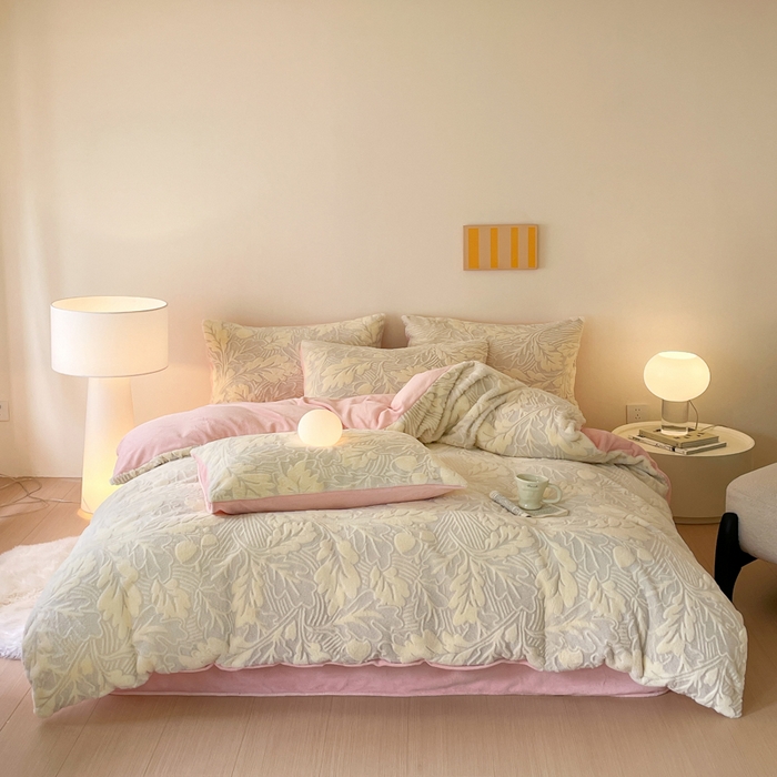 91家纺网 家纺一手货源 找家纺 金爱家 2025新款全消光牛奶绒A类纯色獭兔毛绒立体牛奶绒四件套 兔毛罗蒂曼黄色