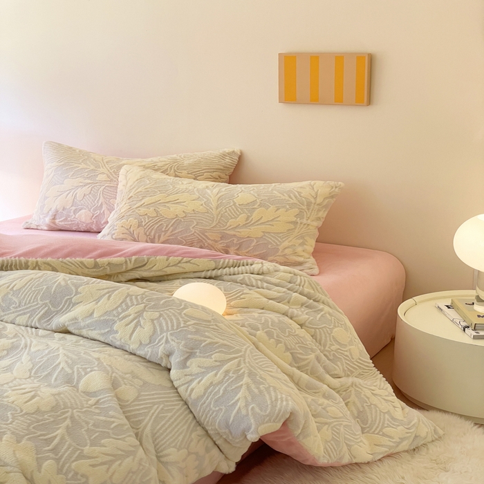 91家纺网 家纺一手货源 找家纺 金爱家 2025新款全消光牛奶绒A类纯色獭兔毛绒立体牛奶绒四件套 兔毛罗蒂曼黄色