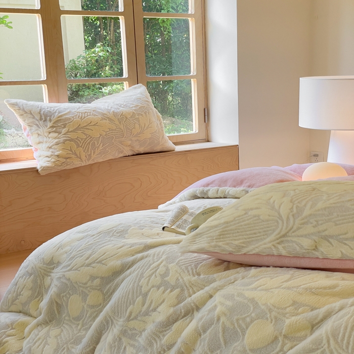 91家纺网 家纺一手货源 找家纺 金爱家 2025新款全消光牛奶绒A类纯色獭兔毛绒立体牛奶绒四件套 兔毛罗蒂曼黄色