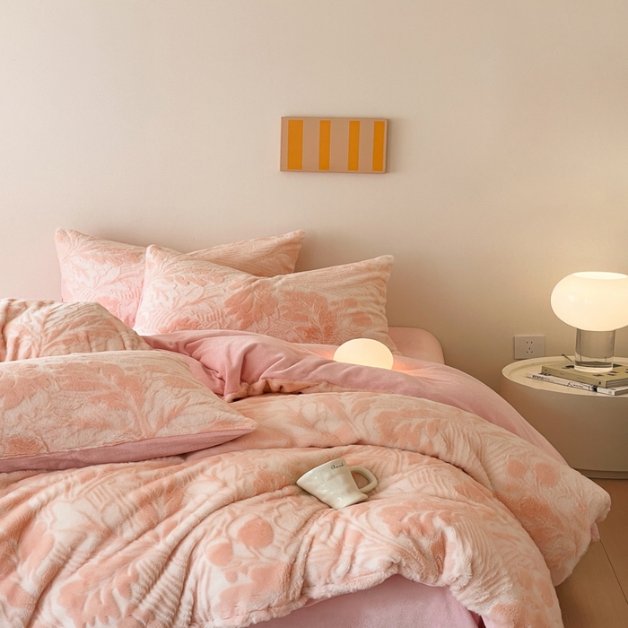 91家纺网 家纺一手货源 找家纺 金爱家 2025新款全消光牛奶绒A类纯色獭兔毛绒立体牛奶绒四件套 兔毛罗蒂曼玉色