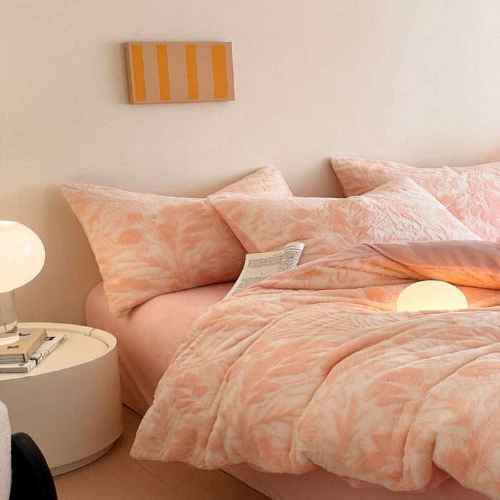 91家纺网 家纺一手货源 找家纺 金爱家 2025新款全消光牛奶绒A类纯色獭兔毛绒立体牛奶绒四件套 兔毛罗蒂曼玉色