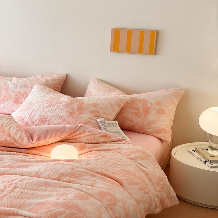 91家纺网 家纺一手货源 找家纺 金爱家 2025新款全消光牛奶绒A类纯色獭兔毛绒立体牛奶绒四件套 兔毛罗蒂曼玉色