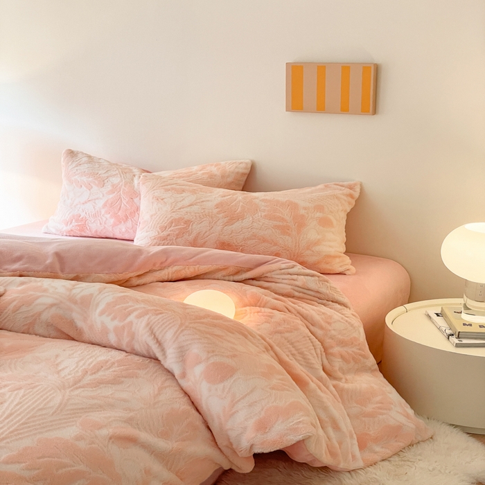 91家纺网 家纺一手货源 找家纺 金爱家 2025新款全消光牛奶绒A类纯色獭兔毛绒立体牛奶绒四件套 兔毛罗蒂曼玉色