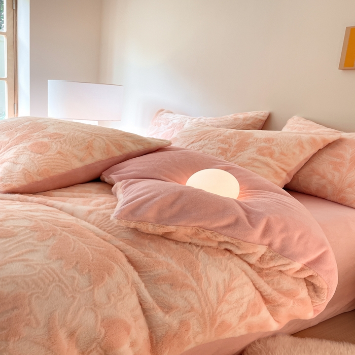 91家纺网 家纺一手货源 找家纺 金爱家 2025新款全消光牛奶绒A类纯色獭兔毛绒立体牛奶绒四件套 兔毛罗蒂曼玉色