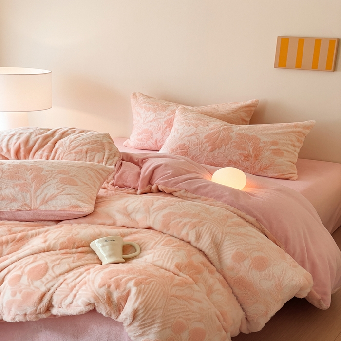 91家纺网 家纺一手货源 找家纺 金爱家 2025新款全消光牛奶绒A类纯色獭兔毛绒立体牛奶绒四件套 兔毛罗蒂曼玉色