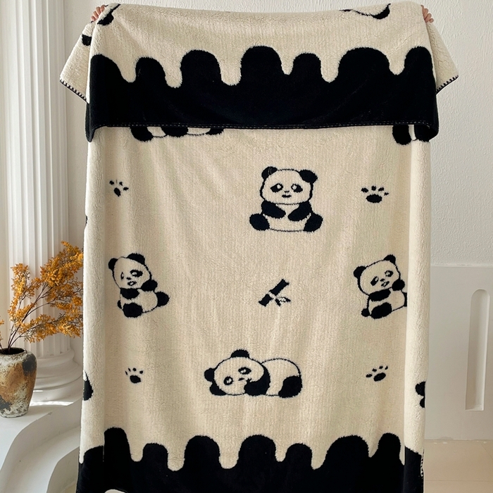 91家纺网 家纺一手货源 找家纺 晚爱家纺（原晚安家居） 2025新款跨境多功能盖毯沙发毯双面印花舒棉绒毛毯 小熊猫