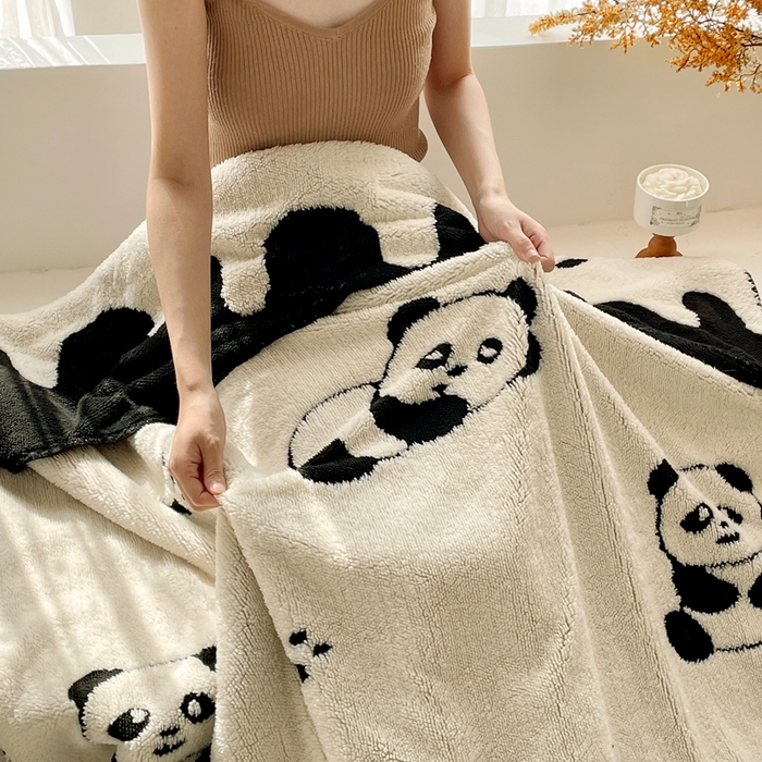 91家纺网 家纺一手货源 找家纺 晚爱家纺（原晚安家居） 2025新款跨境多功能盖毯沙发毯双面印花舒棉绒毛毯 小熊猫