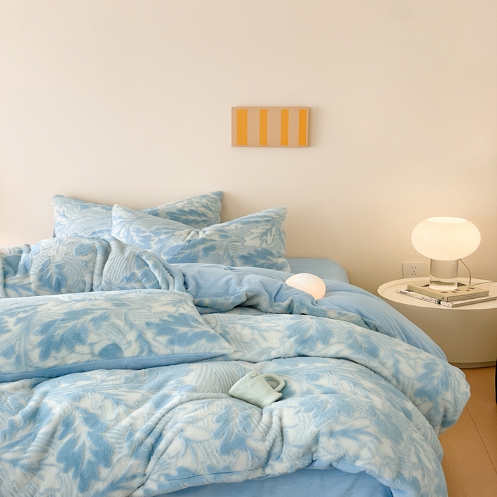 91家纺网 家纺一手货源 找家纺 金爱家 2025新款全消光牛奶绒A类纯色獭兔毛绒立体牛奶绒四件套 兔毛罗曼蒂蓝色