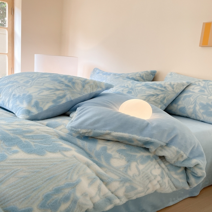 91家纺网 家纺一手货源 找家纺 金爱家 2025新款全消光牛奶绒A类纯色獭兔毛绒立体牛奶绒四件套 兔毛罗曼蒂蓝色