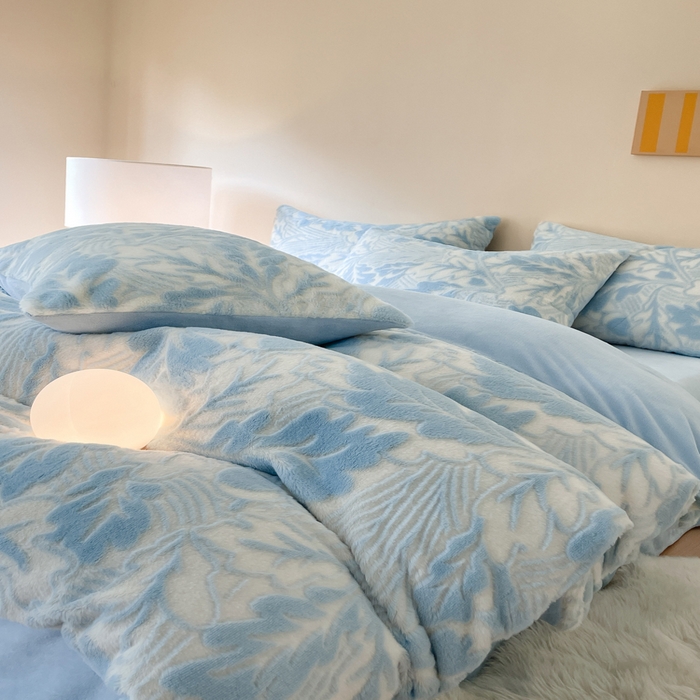 91家纺网 家纺一手货源 找家纺 金爱家 2025新款全消光牛奶绒A类纯色獭兔毛绒立体牛奶绒四件套 兔毛罗曼蒂蓝色