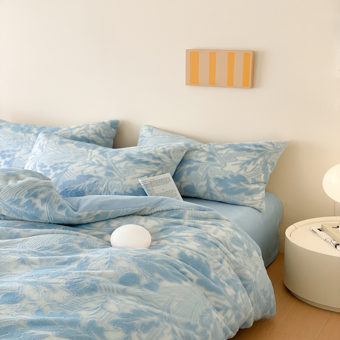 91家纺网 家纺一手货源 找家纺 金爱家 2025新款全消光牛奶绒A类纯色獭兔毛绒立体牛奶绒四件套 兔毛罗曼蒂蓝色