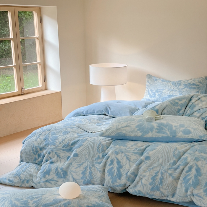 91家纺网 家纺一手货源 找家纺 金爱家 2025新款全消光牛奶绒A类纯色獭兔毛绒立体牛奶绒四件套 兔毛罗曼蒂蓝色