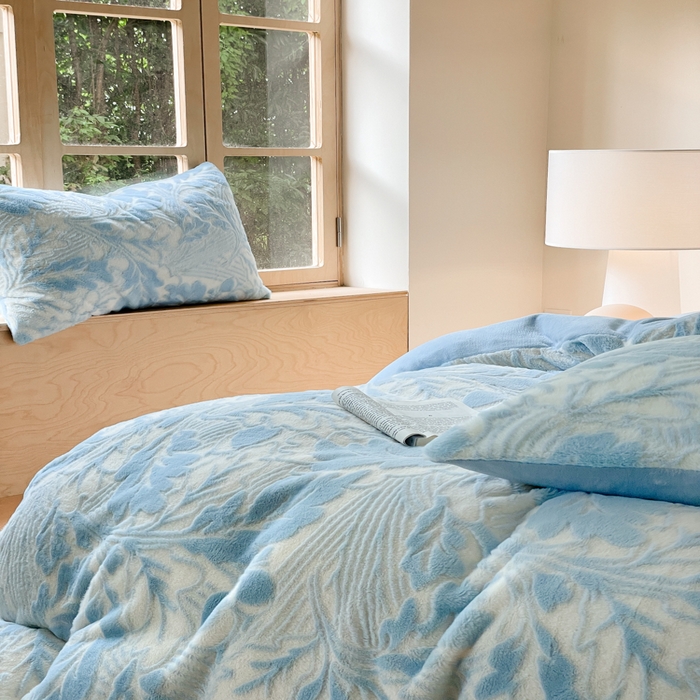 91家纺网 家纺一手货源 找家纺 金爱家 2025新款全消光牛奶绒A类纯色獭兔毛绒立体牛奶绒四件套 兔毛罗曼蒂蓝色