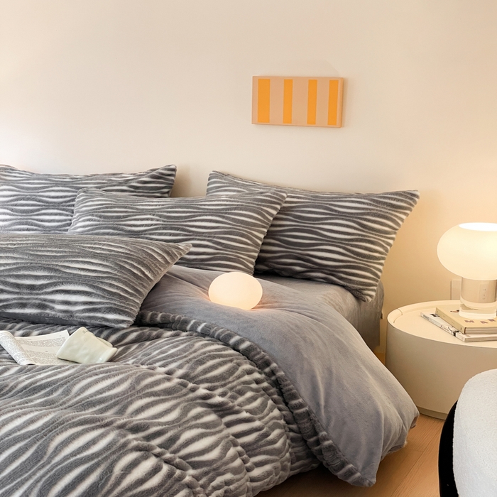 91家纺网 家纺一手货源 找家纺 金爱家 2025新款全消光牛奶绒A类纯色獭兔毛绒立体牛奶绒四件套 兔毛时空灰色