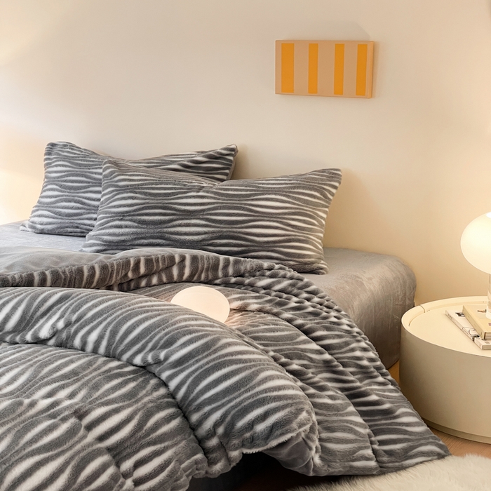 91家纺网 家纺一手货源 找家纺 金爱家 2025新款全消光牛奶绒A类纯色獭兔毛绒立体牛奶绒四件套 兔毛时空灰色