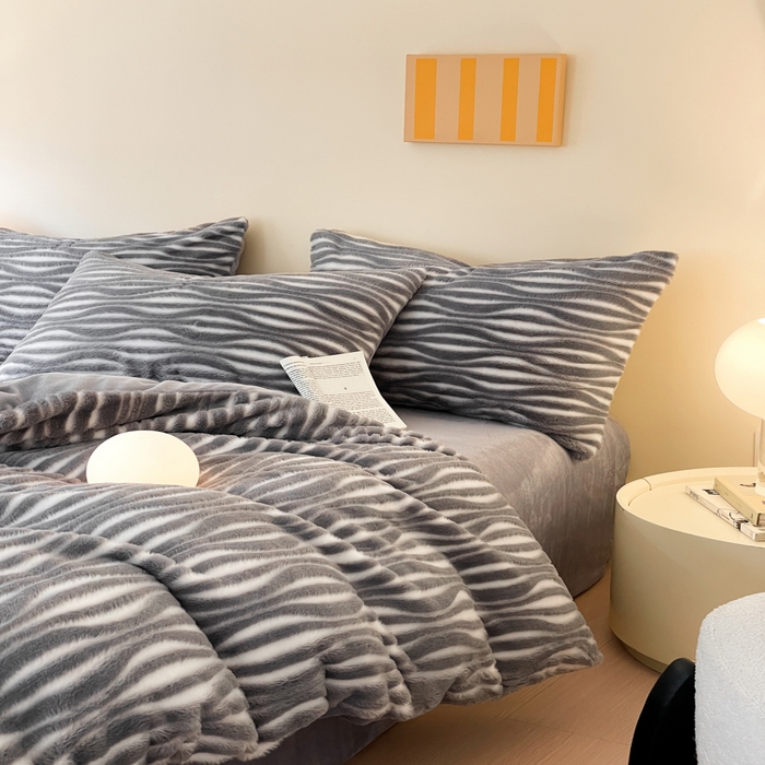 91家纺网 家纺一手货源 找家纺 金爱家 2025新款全消光牛奶绒A类纯色獭兔毛绒立体牛奶绒四件套 兔毛时空灰色