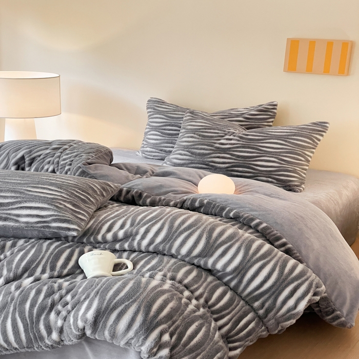 91家纺网 家纺一手货源 找家纺 金爱家 2025新款全消光牛奶绒A类纯色獭兔毛绒立体牛奶绒四件套 兔毛时空灰色