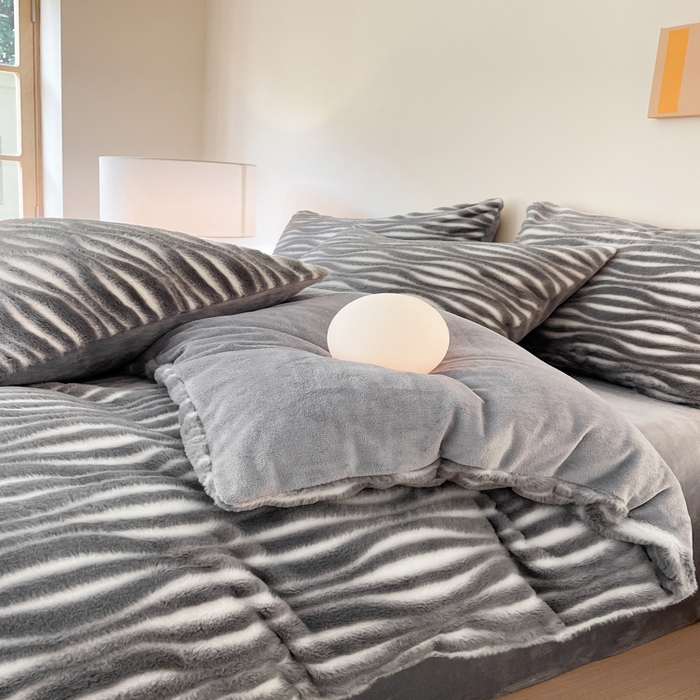 91家纺网 家纺一手货源 找家纺 金爱家 2025新款全消光牛奶绒A类纯色獭兔毛绒立体牛奶绒四件套 兔毛时空灰色