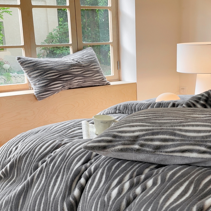 91家纺网 家纺一手货源 找家纺 金爱家 2025新款全消光牛奶绒A类纯色獭兔毛绒立体牛奶绒四件套 兔毛时空灰色