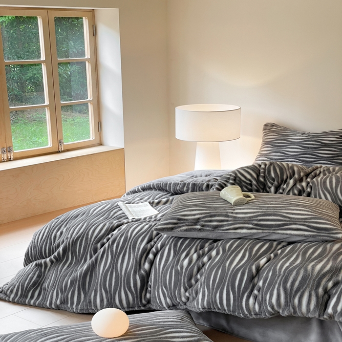 91家纺网 家纺一手货源 找家纺 金爱家 2025新款全消光牛奶绒A类纯色獭兔毛绒立体牛奶绒四件套 兔毛时空灰色