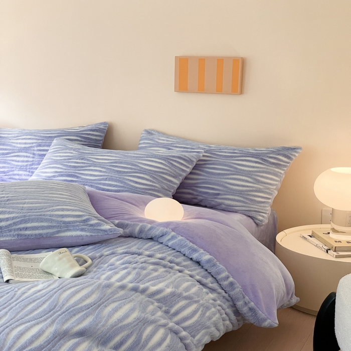 91家纺网 家纺一手货源 找家纺 金爱家 2025新款全消光牛奶绒A类纯色獭兔毛绒立体牛奶绒四件套 兔毛时空紫色