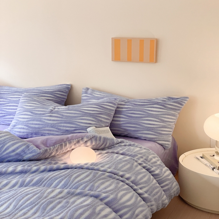 91家纺网 家纺一手货源 找家纺 金爱家 2025新款全消光牛奶绒A类纯色獭兔毛绒立体牛奶绒四件套 兔毛时空紫色