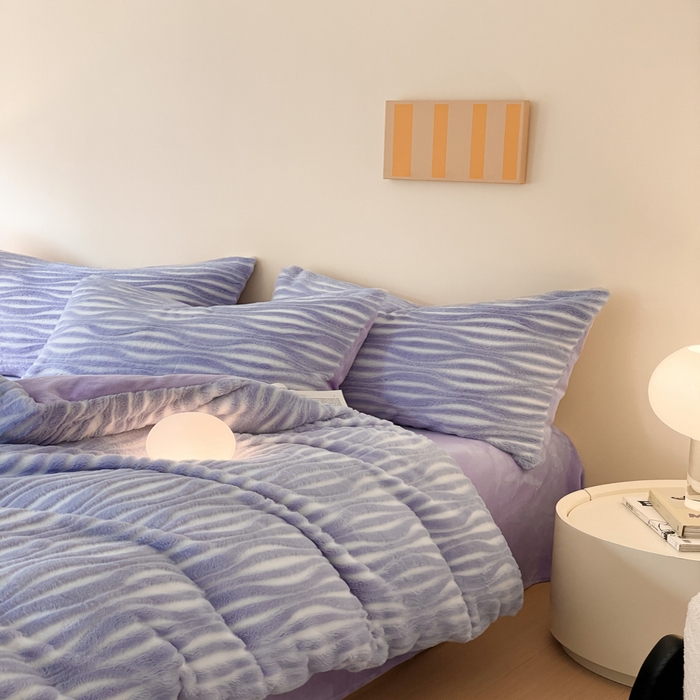 91家纺网 家纺一手货源 找家纺 金爱家 2025新款全消光牛奶绒A类纯色獭兔毛绒立体牛奶绒四件套 兔毛时空紫色