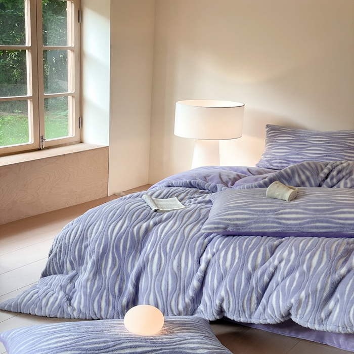 91家纺网 家纺一手货源 找家纺 金爱家 2025新款全消光牛奶绒A类纯色獭兔毛绒立体牛奶绒四件套 兔毛时空紫色