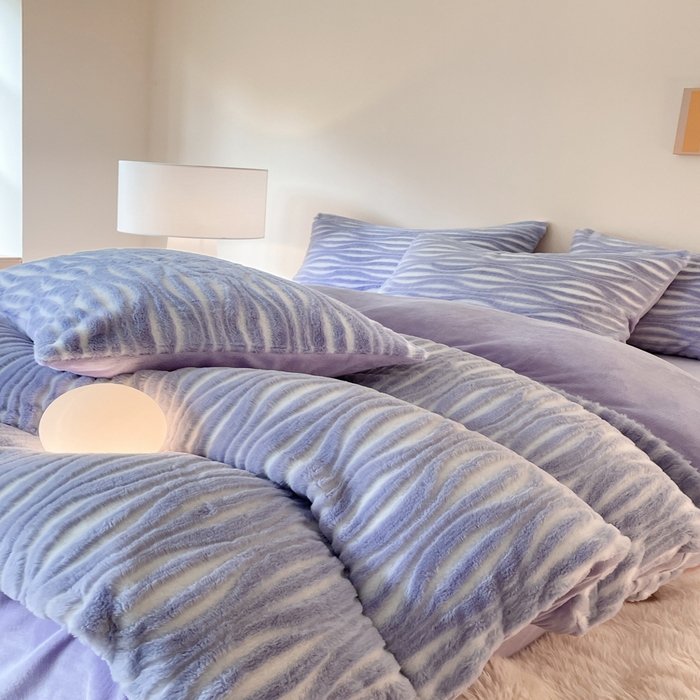 91家纺网 家纺一手货源 找家纺 金爱家 2025新款全消光牛奶绒A类纯色獭兔毛绒立体牛奶绒四件套 兔毛时空紫色