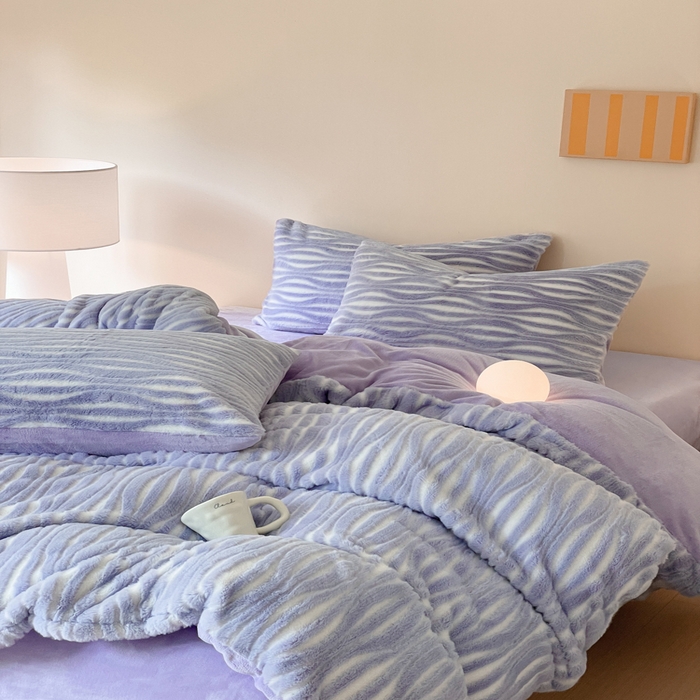 91家纺网 家纺一手货源 找家纺 金爱家 2025新款全消光牛奶绒A类纯色獭兔毛绒立体牛奶绒四件套 兔毛时空紫色