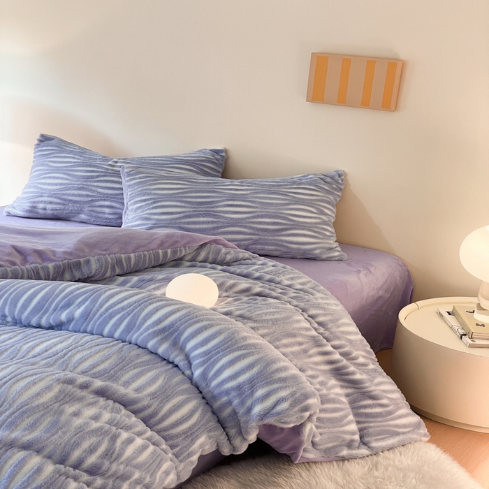 91家纺网 家纺一手货源 找家纺 金爱家 2025新款全消光牛奶绒A类纯色獭兔毛绒立体牛奶绒四件套 兔毛时空紫色