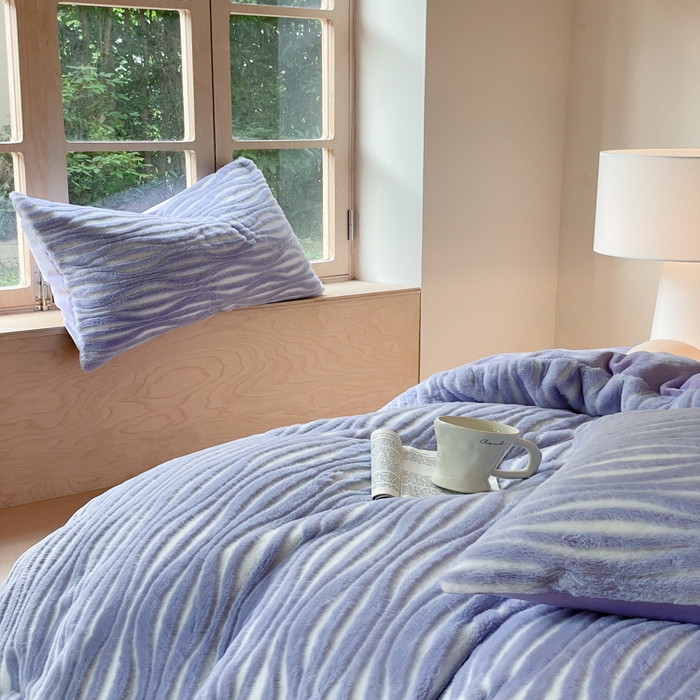 91家纺网 家纺一手货源 找家纺 金爱家 2025新款全消光牛奶绒A类纯色獭兔毛绒立体牛奶绒四件套 兔毛时空紫色