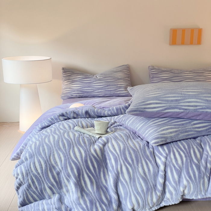 91家纺网 家纺一手货源 找家纺 金爱家 2025新款全消光牛奶绒A类纯色獭兔毛绒立体牛奶绒四件套 兔毛时空紫色