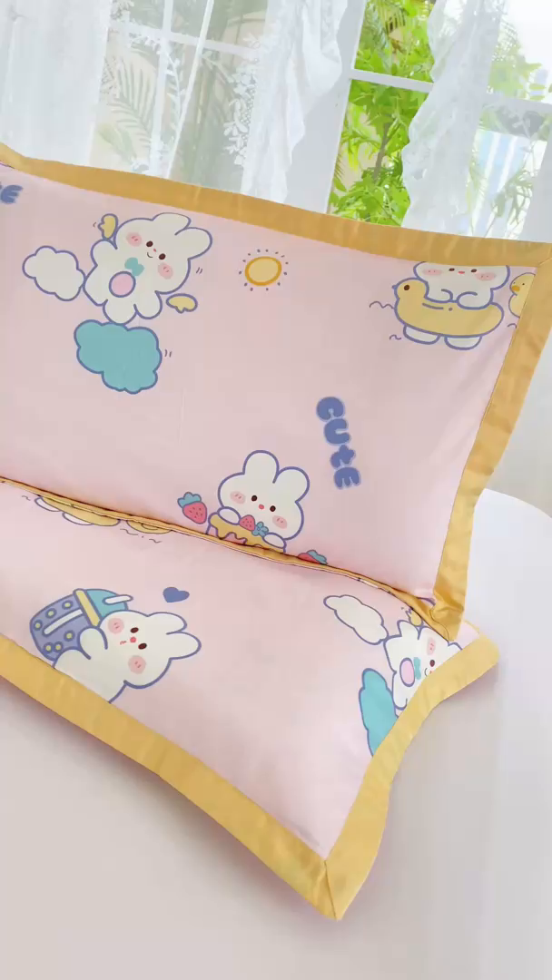 91家纺网 家纺一手货源 找家纺 姝辰 2025新款60S全棉拼角工艺卡通印花学生幼儿园萌趣儿童枕套 小兔游乐园