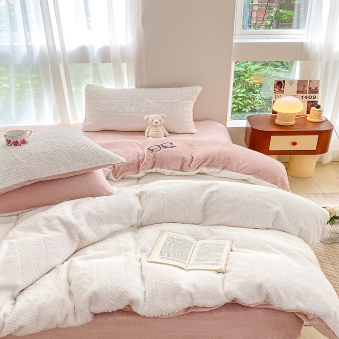 91家纺网 家纺一手货源 找家纺 金爱家 2025新款全消光牛奶绒A类纯色獭兔毛绒立体牛奶绒四件套 兔毛竖条粉