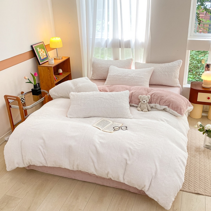 91家纺网 家纺一手货源 找家纺 金爱家 2025新款全消光牛奶绒A类纯色獭兔毛绒立体牛奶绒四件套 兔毛竖条粉