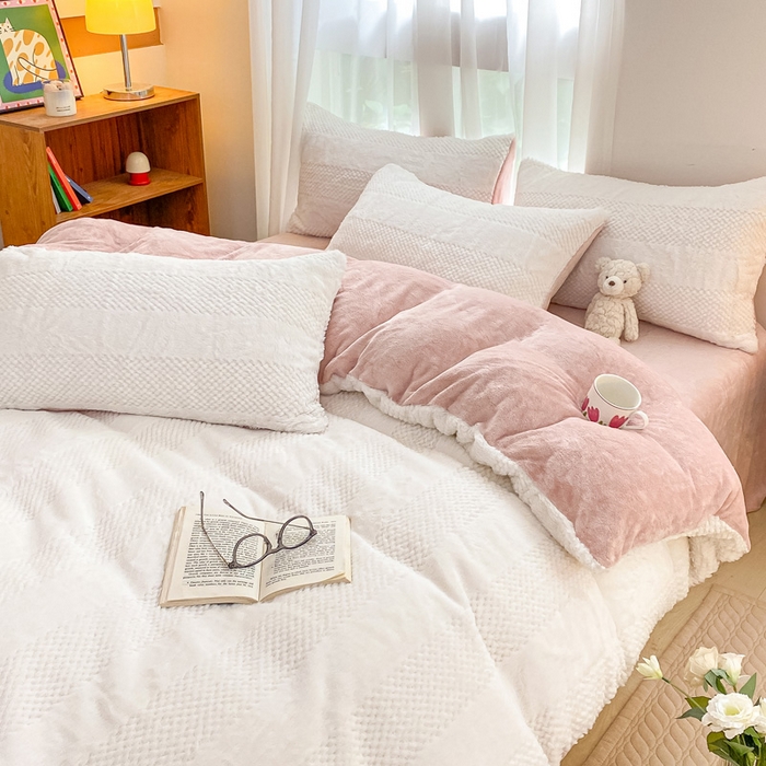 91家纺网 家纺一手货源 找家纺 金爱家 2025新款全消光牛奶绒A类纯色獭兔毛绒立体牛奶绒四件套 兔毛竖条粉