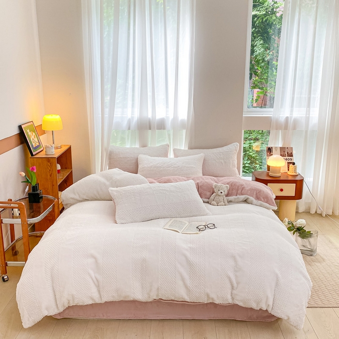 91家纺网 家纺一手货源 找家纺 金爱家 2025新款全消光牛奶绒A类纯色獭兔毛绒立体牛奶绒四件套 兔毛竖条粉