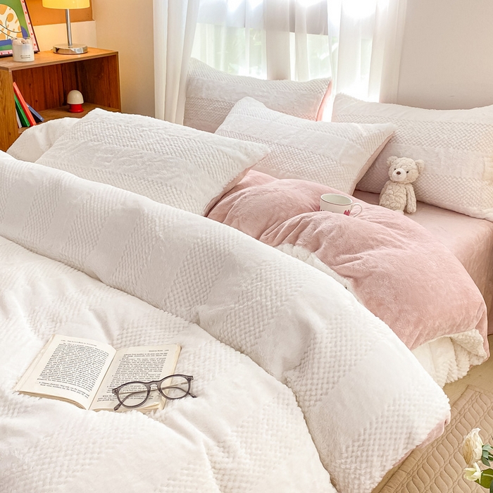 91家纺网 家纺一手货源 找家纺 金爱家 2025新款全消光牛奶绒A类纯色獭兔毛绒立体牛奶绒四件套 兔毛竖条粉